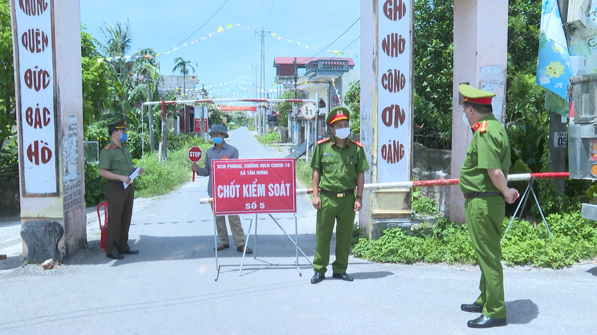 Đại tá Bùi Trung Thành - Phó Giám đốc CATP kiểm tra, chỉ đạo tại các chốt phòng chống dịch COVID-19